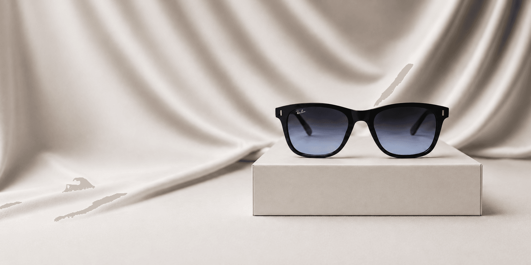 Lunettes de soleil Lumaura sur un écrin stylisé, plan détaillé en studio