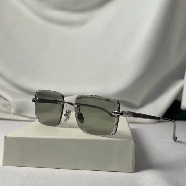 نظارة Cartier Panthère Gold Rimless Sunglasses على عارض