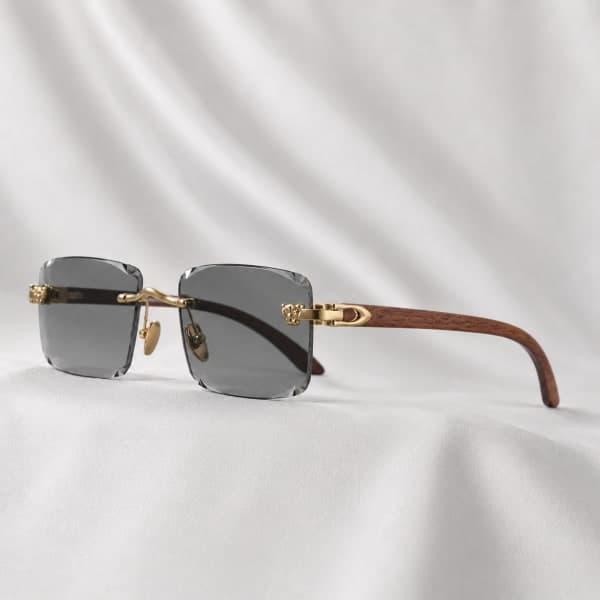 نظارة Cartier Panthère Bois Sunglasses على عارض